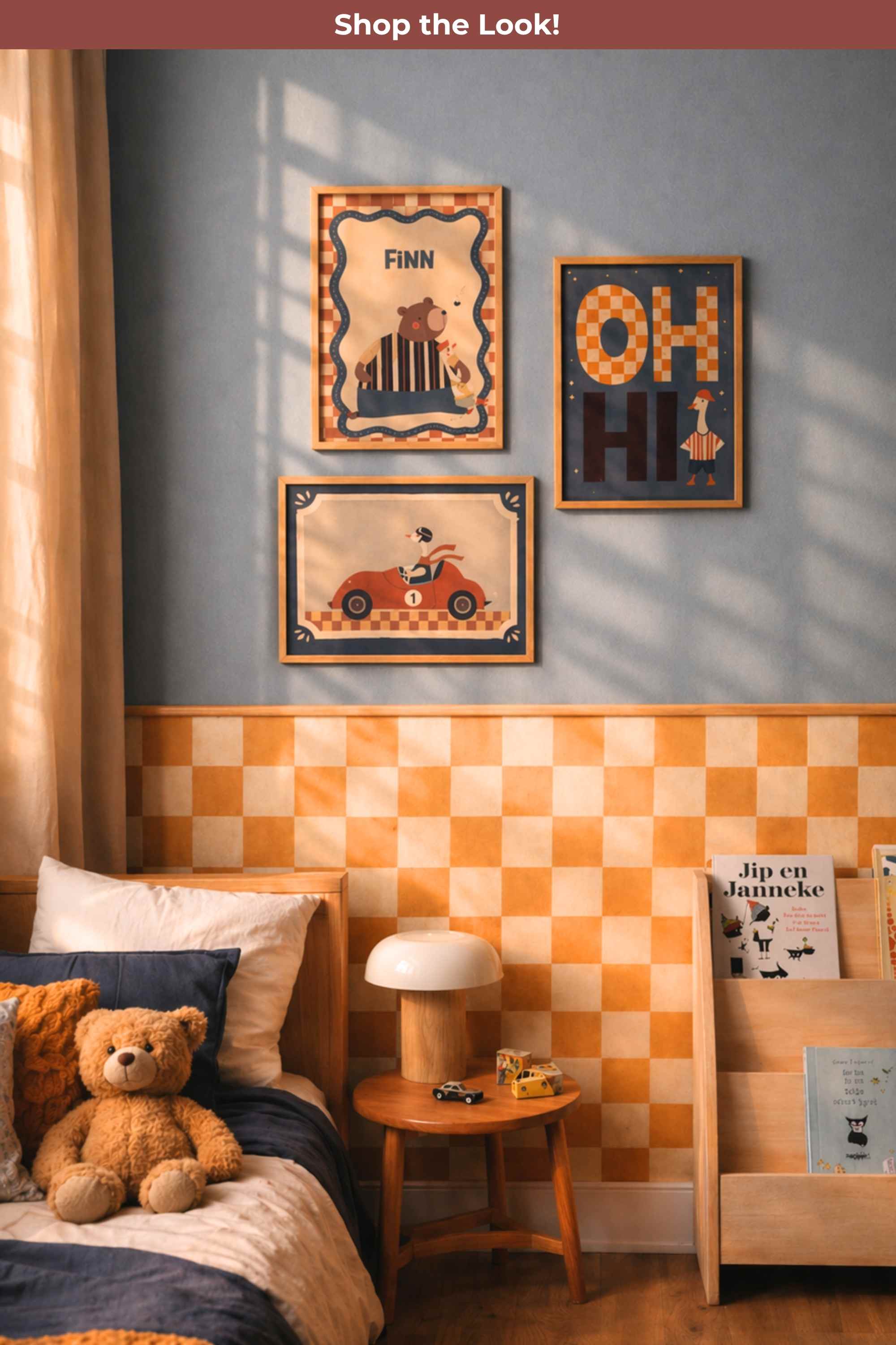 Handgeschilderde kinderkamer posterset met raceauto, beer en gans. En met goudfolie details, gestyled in warme jongenskamer
