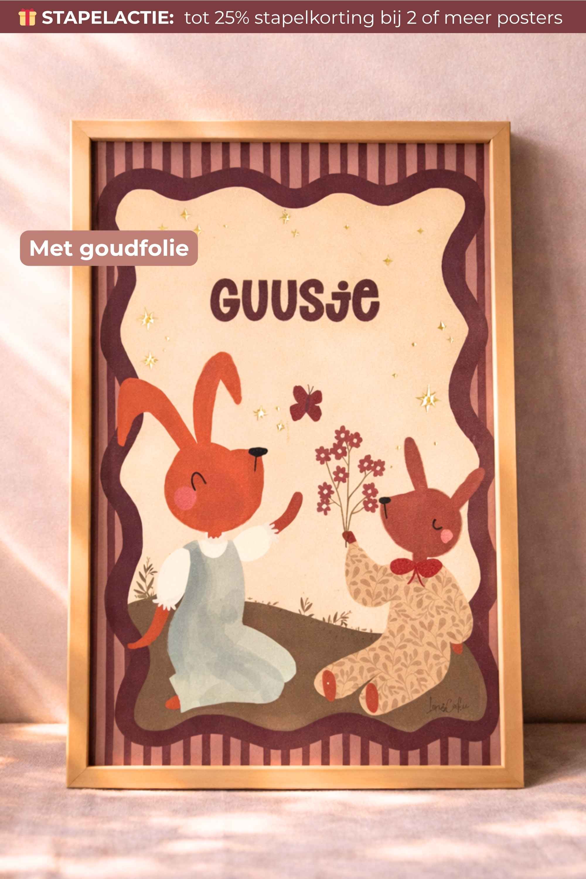 Gepersonaliseerde kinderkamerposter met konijntjes en naam Guusje met goudfolie details