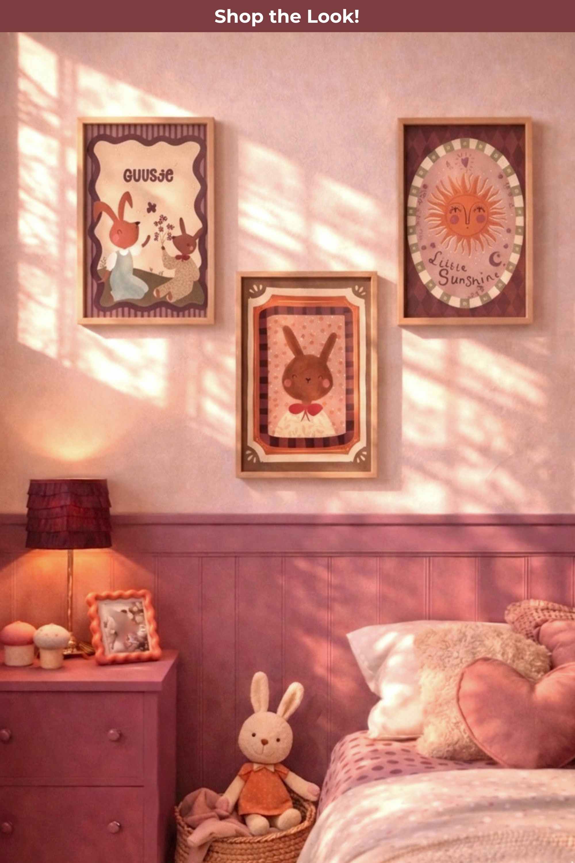 Handgeschilderde kinderkamer posters met goudfolie gestyled in warme roze meisjeskamer