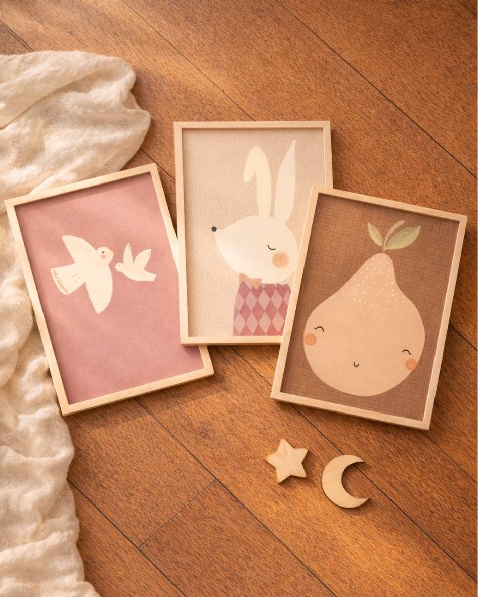 Drie handgeschilderde meisjeskamer posters met konijntje, peer en twee vogeltjes in roze, paarse en bruine tinten als warme muurdecoratie voor de babykamer.