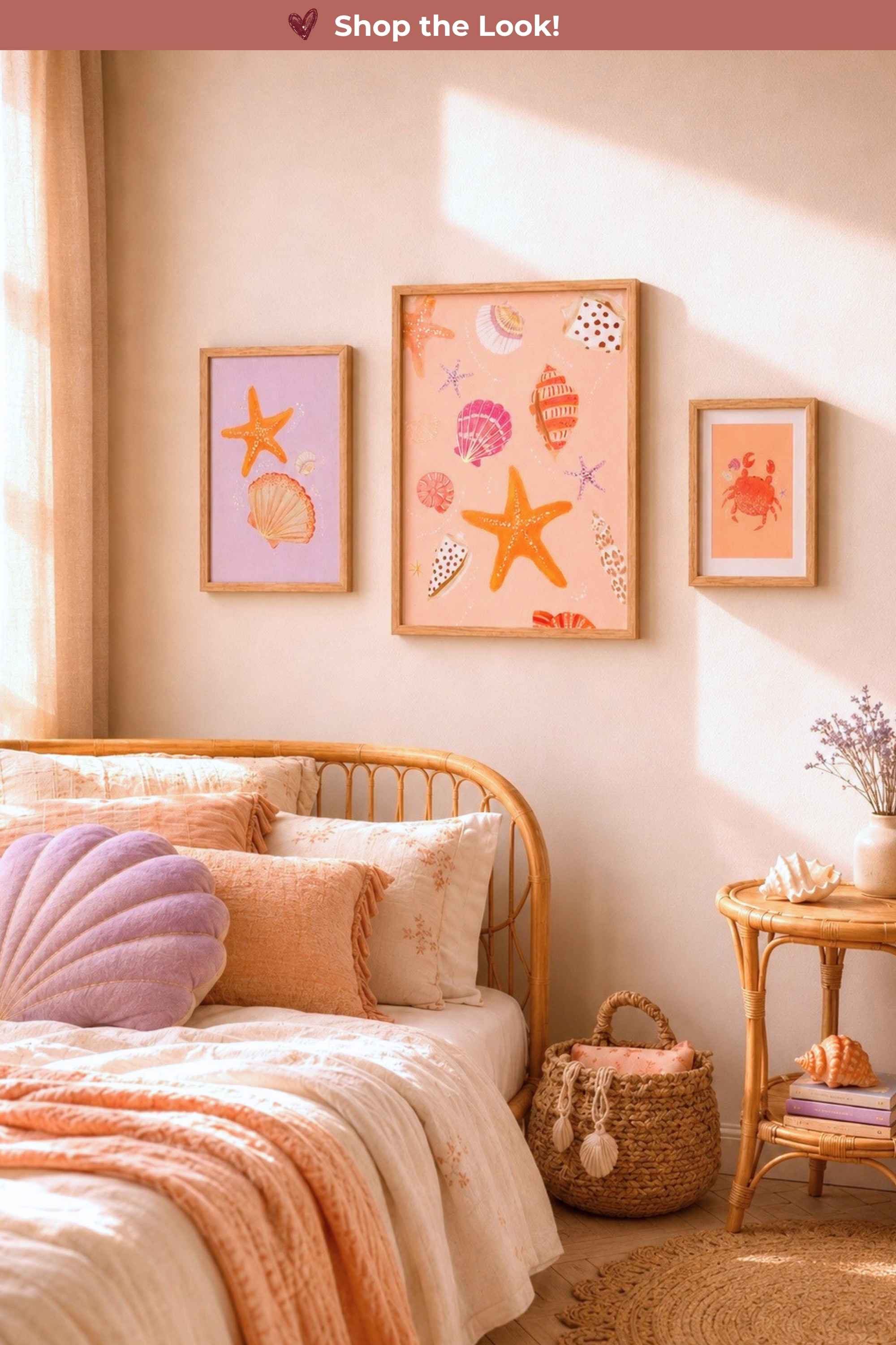 Kinderkamer met schelpen poster en krab poster in zachte pastelkleuren