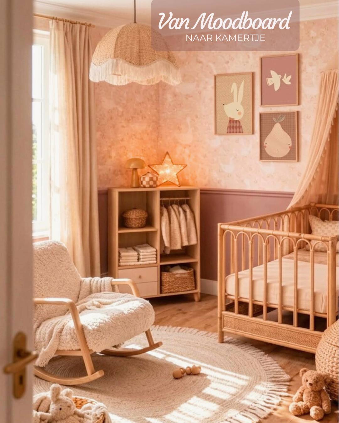 Roze babykamer met bruine en paarse tinten, houten meubels en natuurlijke rotan materialen, geïnspireerd op gansjesbehang van Esta Home